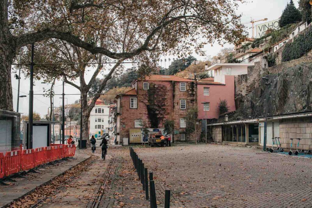 Bonita plaza de Oporto por donde pasa el tranvía