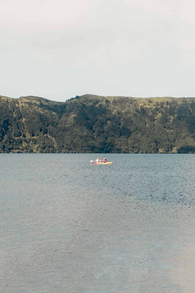 Sao Miguel es uno de los pocos lugares en el mundo donde puedes montar en kayak dentro de un volcán